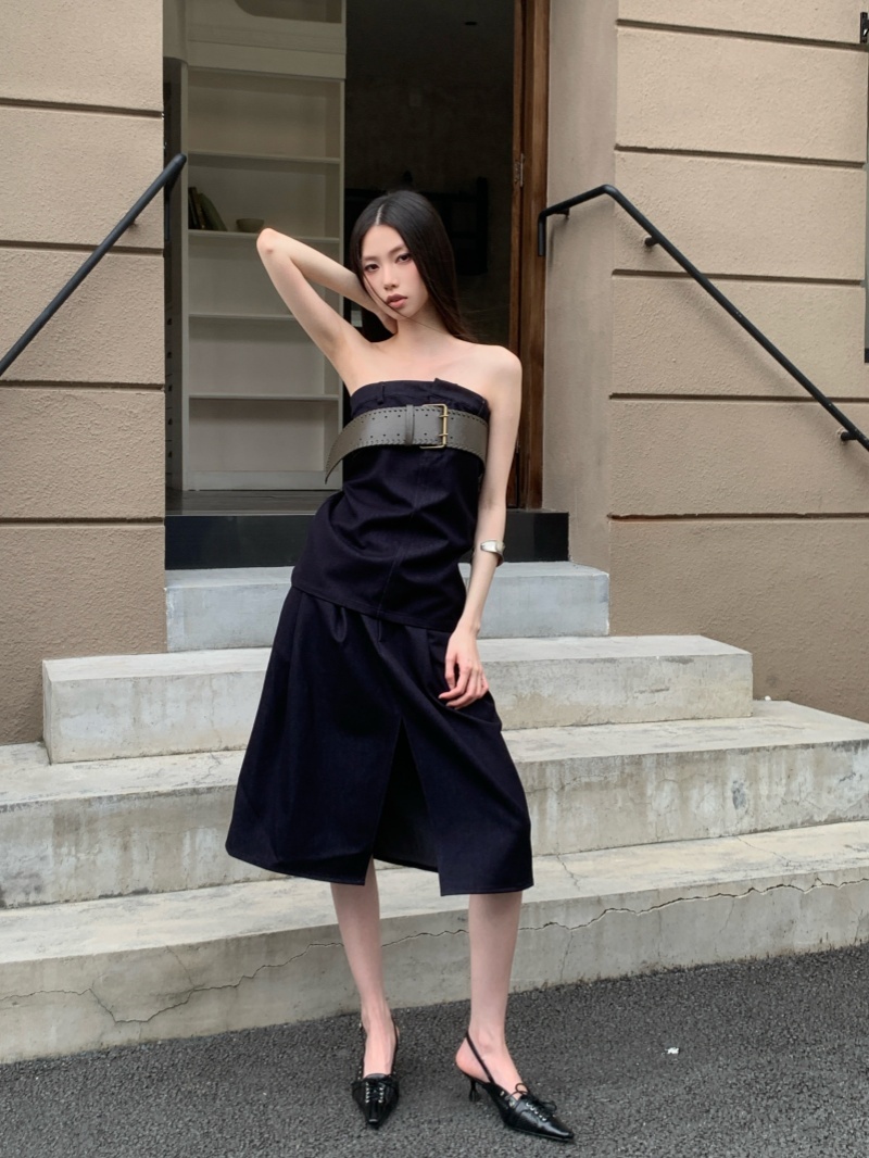 womens-summer-vacation-two-piece-set-with-tube-top-and-pleated-skirt